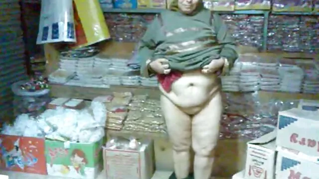 Constance kehilangan video crot di perut jaminan.