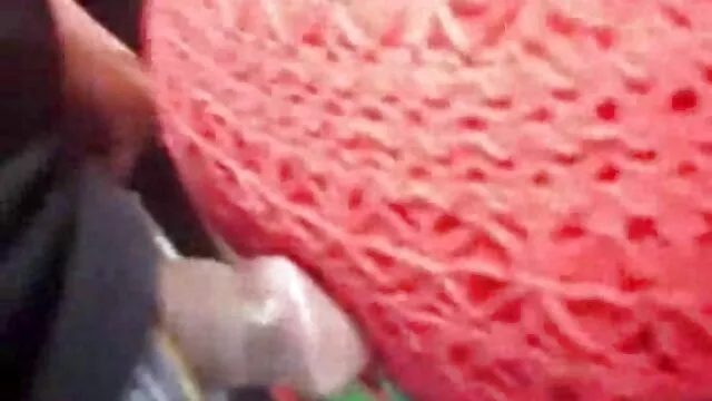 Membentang di pagar di nyepong sampai muncrat jalan, diikat
