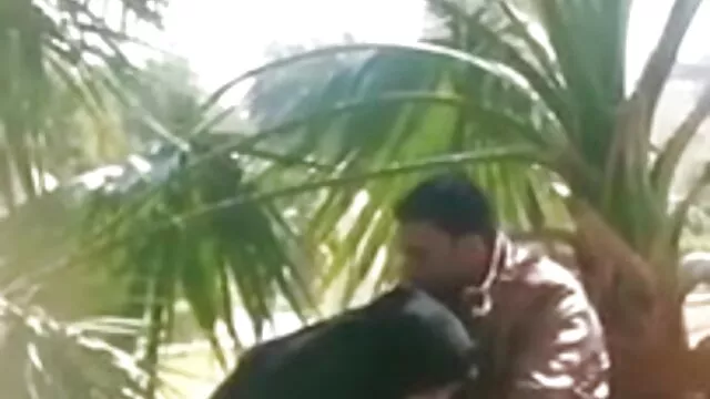 Mereka memegang dua jarum di gudang. video crot lokal