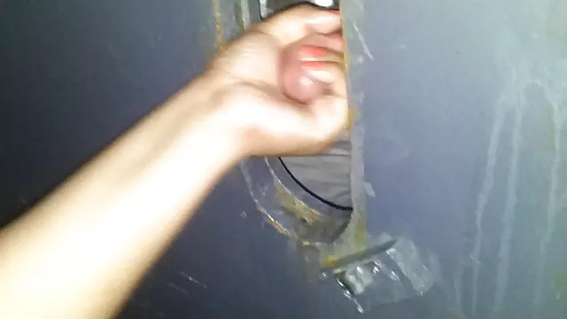 Sebuah video ngocok kontol sampe crot orgy tidak kondom!