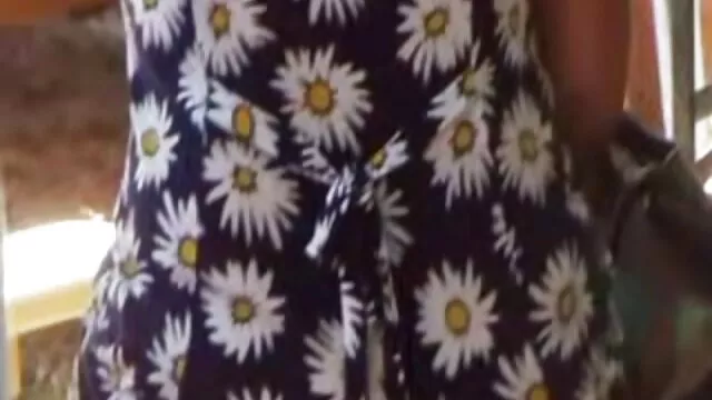 Sebuah wajah besar dengan punggung kosong. bokep sange crot